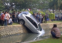Toyota Harrier Nyemplung ke Kanal Kompleks Harapan Indah Bekasi