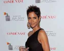 Halle Berry Alami Patah Kaki Saat Syuting