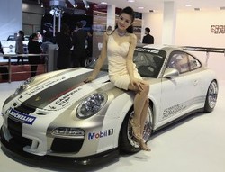 Pria Ngiler Berat Ketika Melihat Mobil Sport