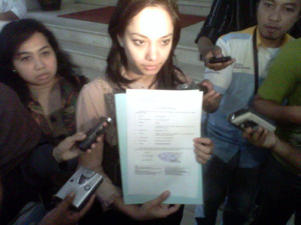 Dhea Laporkan Menufandu ke Mabes Polri 