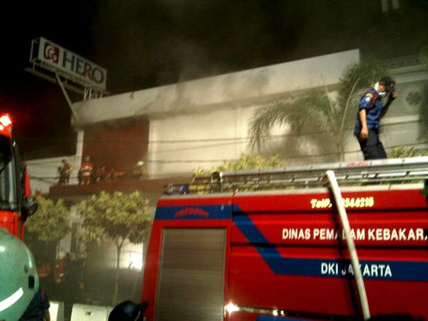 Supermarket Hero Terbakar