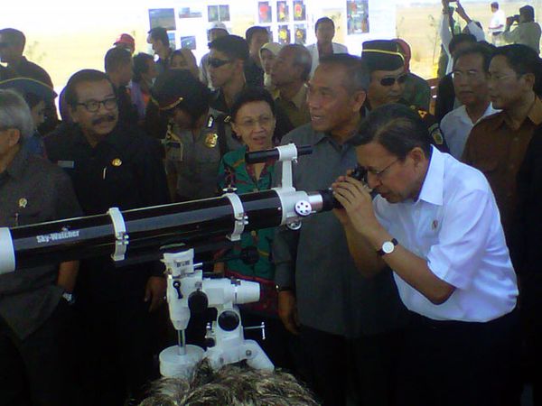 Boediono Teropong Semburan Lumpur Lapindo