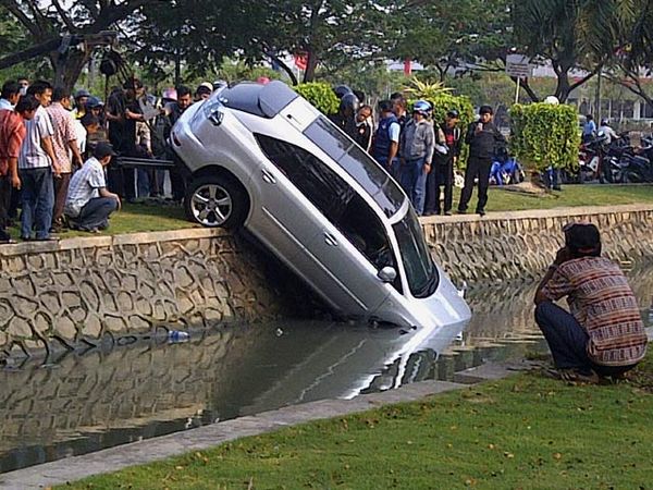 Toyota Harrier Nyemplung ke Kanal