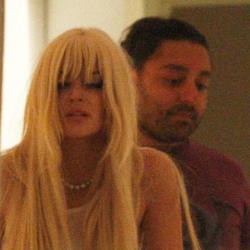 Beredar Foto Ciuman Lindsay Lohan dengan Seorang Jutawan