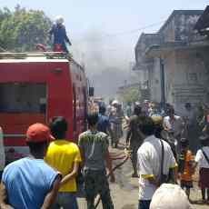 Bangunan yang Terbakar Tempat Penyimpanan Oli dan Karpet Bekas