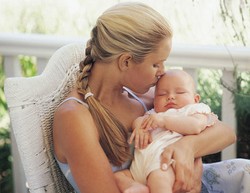 Waspadai Risiko Bayi Meninggal Saat Digendong