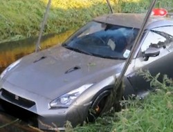 Nissan GT-R Nyemplung ke Parit