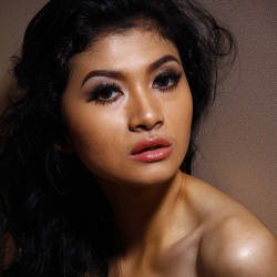 Febry Putranti, Seksi dari Bibir Sampai Kaki