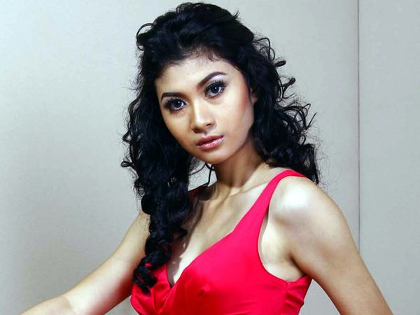 Cantiknya Febry Putranti