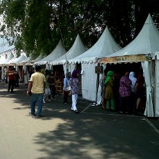 Pengunjung Mulai Datangi Stan Braga Festival 2011 