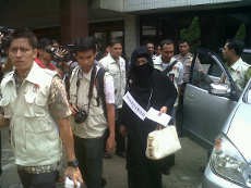  Bercadar Hitam, Dharnawati Ikuti Rekonstruksi KPK