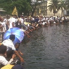  Segaaar! Tiba di Bundaran HI, Petani Ramai-ramai Basuh Muka