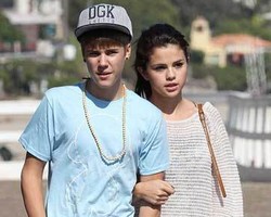 Kencani Selena Gomez, Justin Bieber Sewa Bioskop