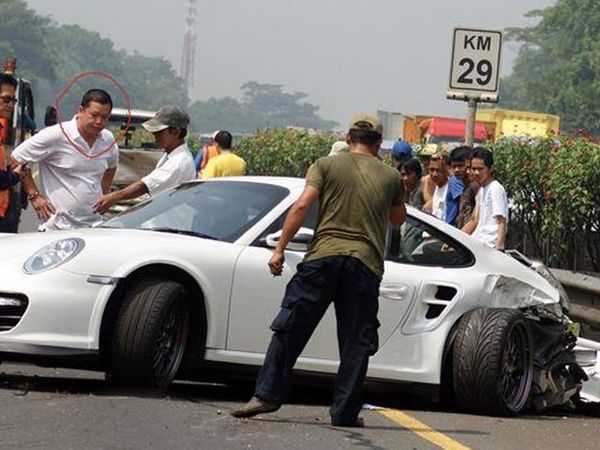 Porsche Tabrak APV di Tol Jagorawi KM 29