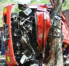 Mobil Box Hantam Pohon, Dua Orang Tewas