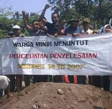 Raya Porong Kembali Dikuasai Korban Lumpur Lapindo