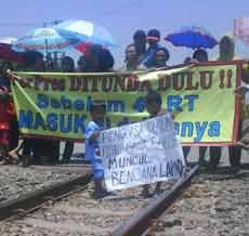 Jalur KA Juga Diblokade Korban Lumpur Lapindo di Luar Peta Terdampak