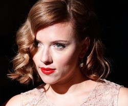 Lupakan Foto Syur, Scarlett Johansson Hadiri Fashion Show
