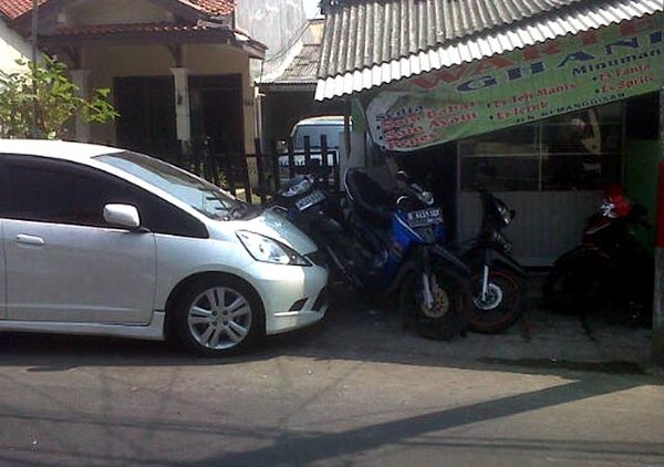 Honda Jazz Tabrak Motor & Warteg