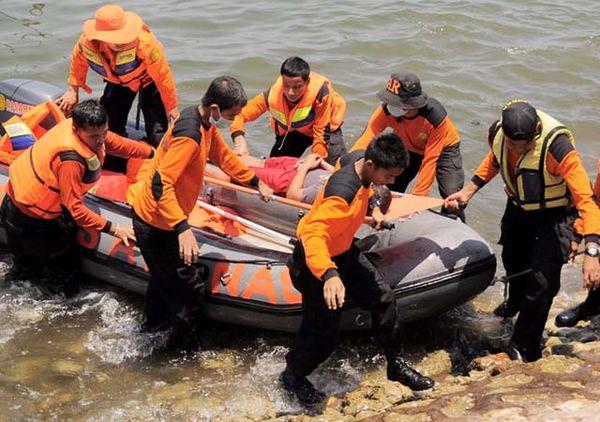 Simulasi Evakuasi Korban Tenggelam 