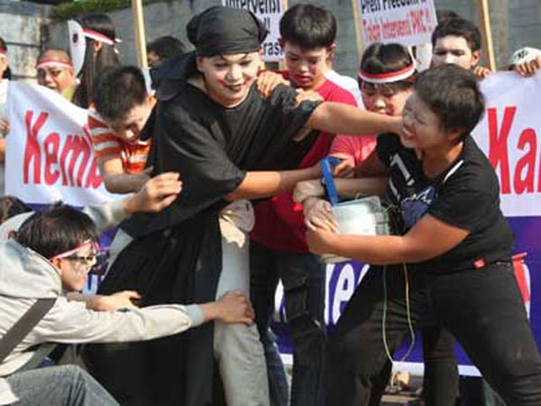 Aksi Protes Pembredelan Radio Erabaru