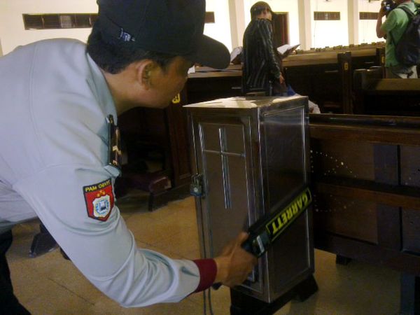 Gereja di Surabaya Dijaga Ketat