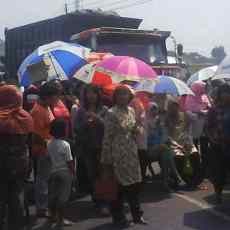 Jalan Raya Porong Dikuasai Korban Lumpur Lapindo