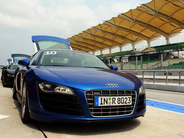 Menjajal Audi R8 di Sirkuit Sepang