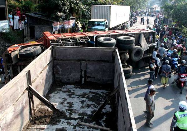 Truk Pengangkut Keramik Terguling