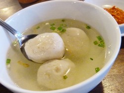 Asyiknya Jajan Bakso Plus Petik Strawberry