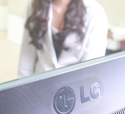 Menjajal Monitor 3D Pertama LG