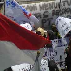 Ribuan Buruh Tuntut Diangkat Jadi Karyawan Tetap