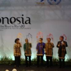 Mainkan Angklung, Boediono Buka Konferensi Tunza