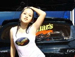 2 Wanita Menghibur Mata Lelaki di Kontes Modifikasi di Manado