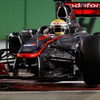 Hamilton Dikritik Soal Gaya Membalapnya