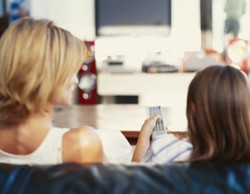 Cara Orangtua Bicara Pada Anak Soal Berita di TV