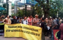 Ratusan Pekerja UI & Mahasiswa Demo Rektor di Kampus Salemba