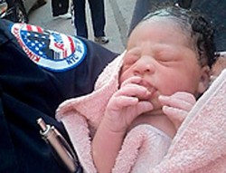 Seorang Ibu Melahirkan Bayi di Nissan Altima