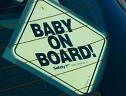 Hiasan di Kaca Mobil Bisa Mengundang Bahaya