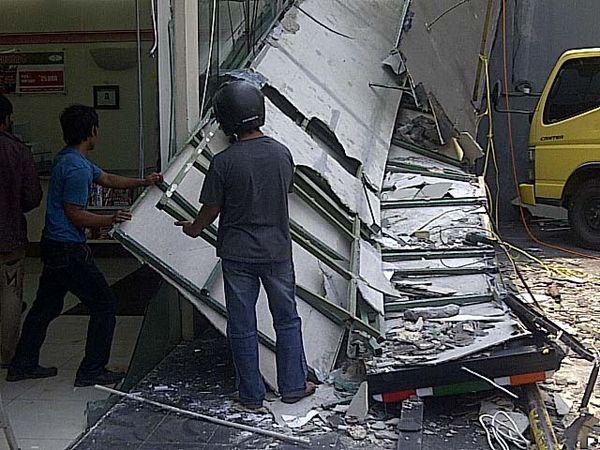 Kanopi 7 Eleven Thamrin Ambrol