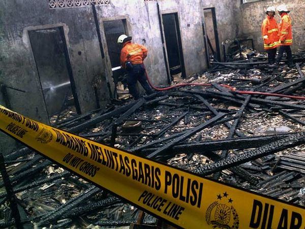 Kantin & Gudang SMP 135 Ludes Terbakar