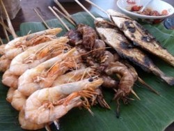 Lezatnya Sensasi Seafood di Pinggir Laut