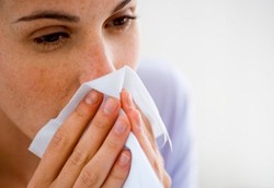 Saat Flu Mana yang Lebih Tepat Dipakai, Tisu atau Saputangan?