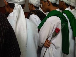 Pendukung Antasari Bagikan Mawar di Pengadilan