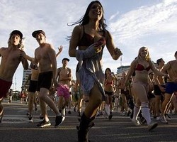 Ribuan Wanita Lari Pakai Bikini Gagal Tembus Rekor Dunia