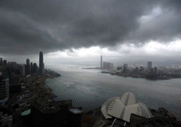 Topan Nesat Terjang Hong Kong