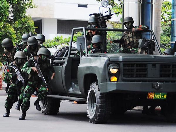 Pasukan Raider Serang Teroris