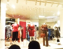 DVF Tampilkan Busana Penuh Warna untuk Musim Dingin