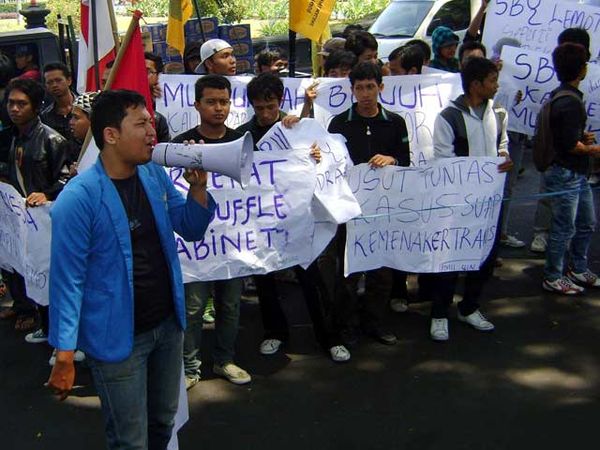 Demo Tuntut Menteri Bermasalah Diturunkan