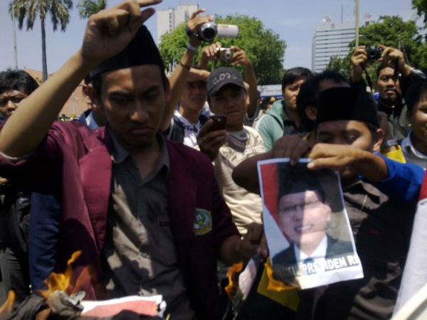 BEM Nusantara Bakar Poster SBY-Boediono